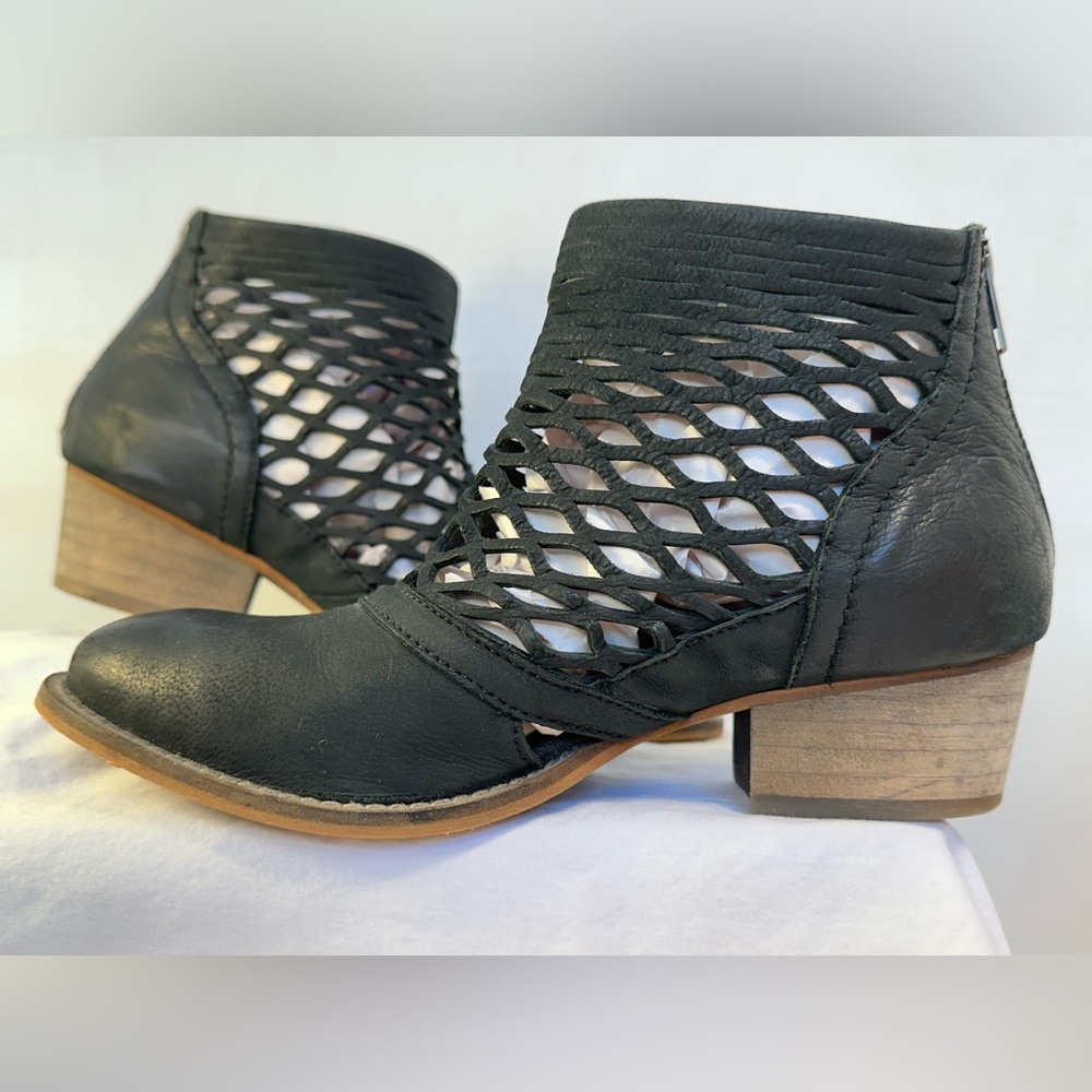 BLACK LEATHER BOTIES (SIZE 6.5M) AMAZING CONDITION! COCKTAIL, CONCERT!🤩 - Picture 12 of 12